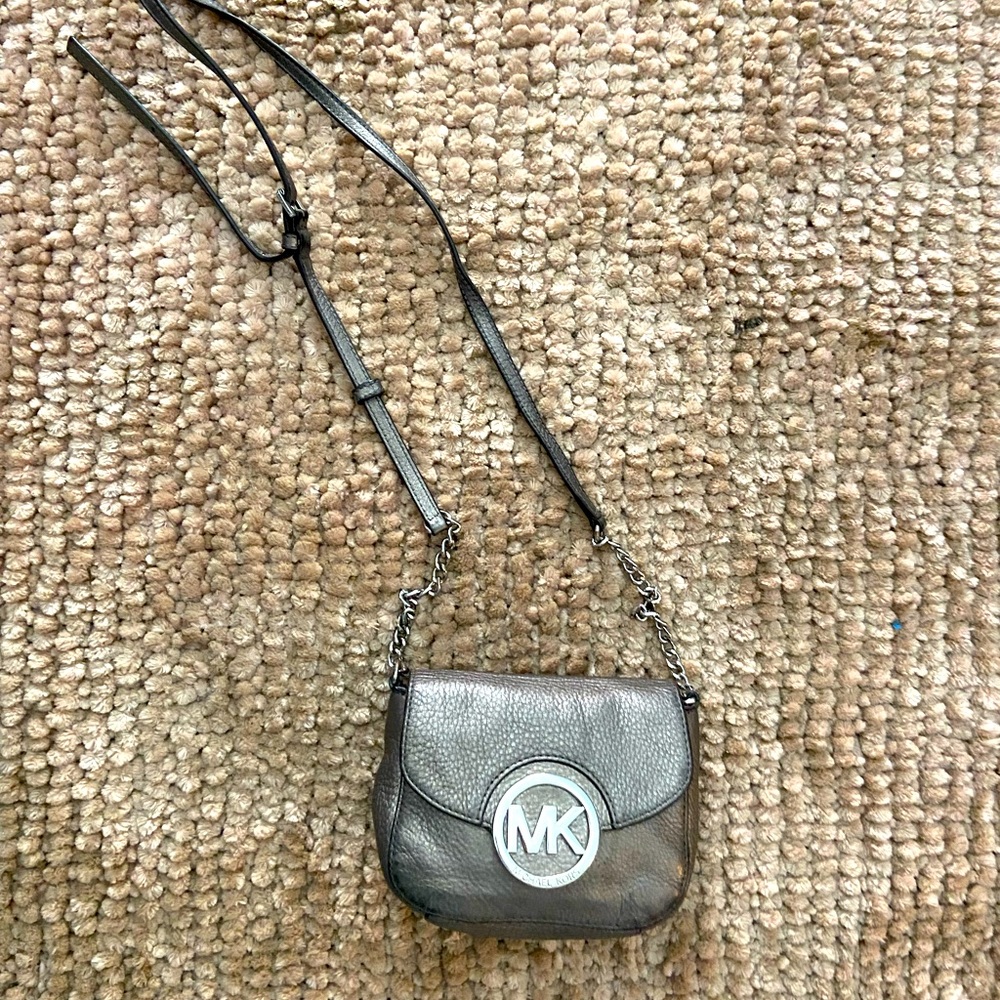 Micheal Kors Crossbody, metallic gray
